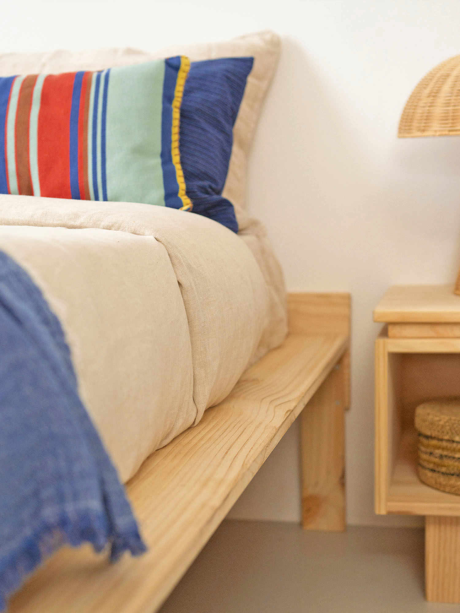 Imagen de ambiente 3 para:Cama de madera maciza de pino 